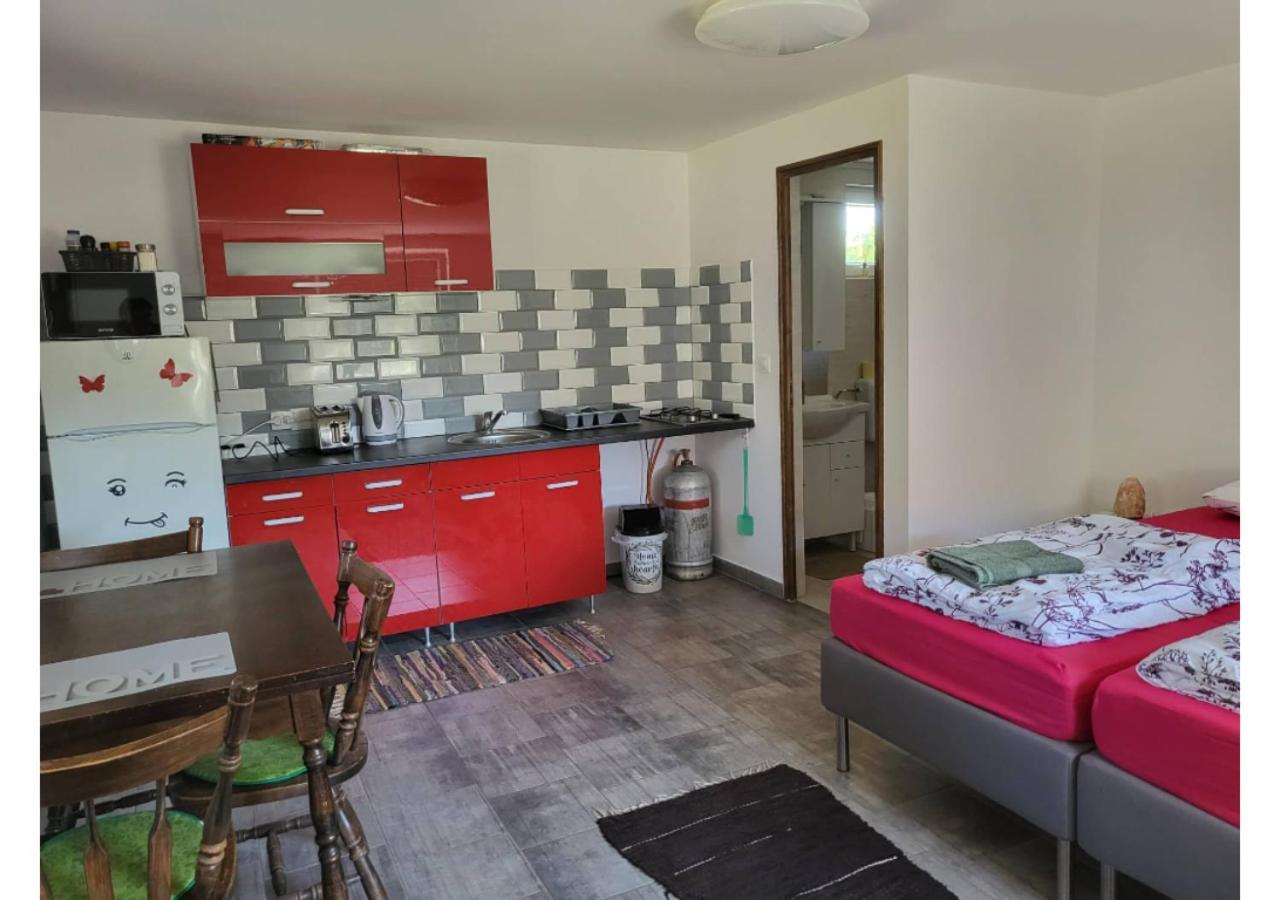 Forras Vendeghaz Lägenhet Tata Exteriör bild